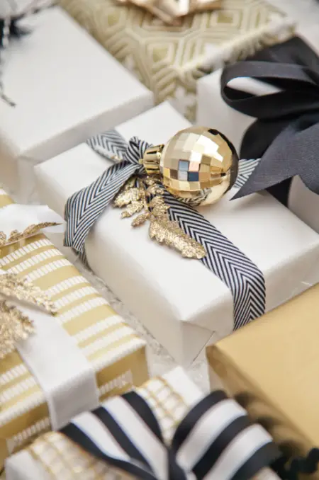 26-christmas-gift-wrap-black-white-gold