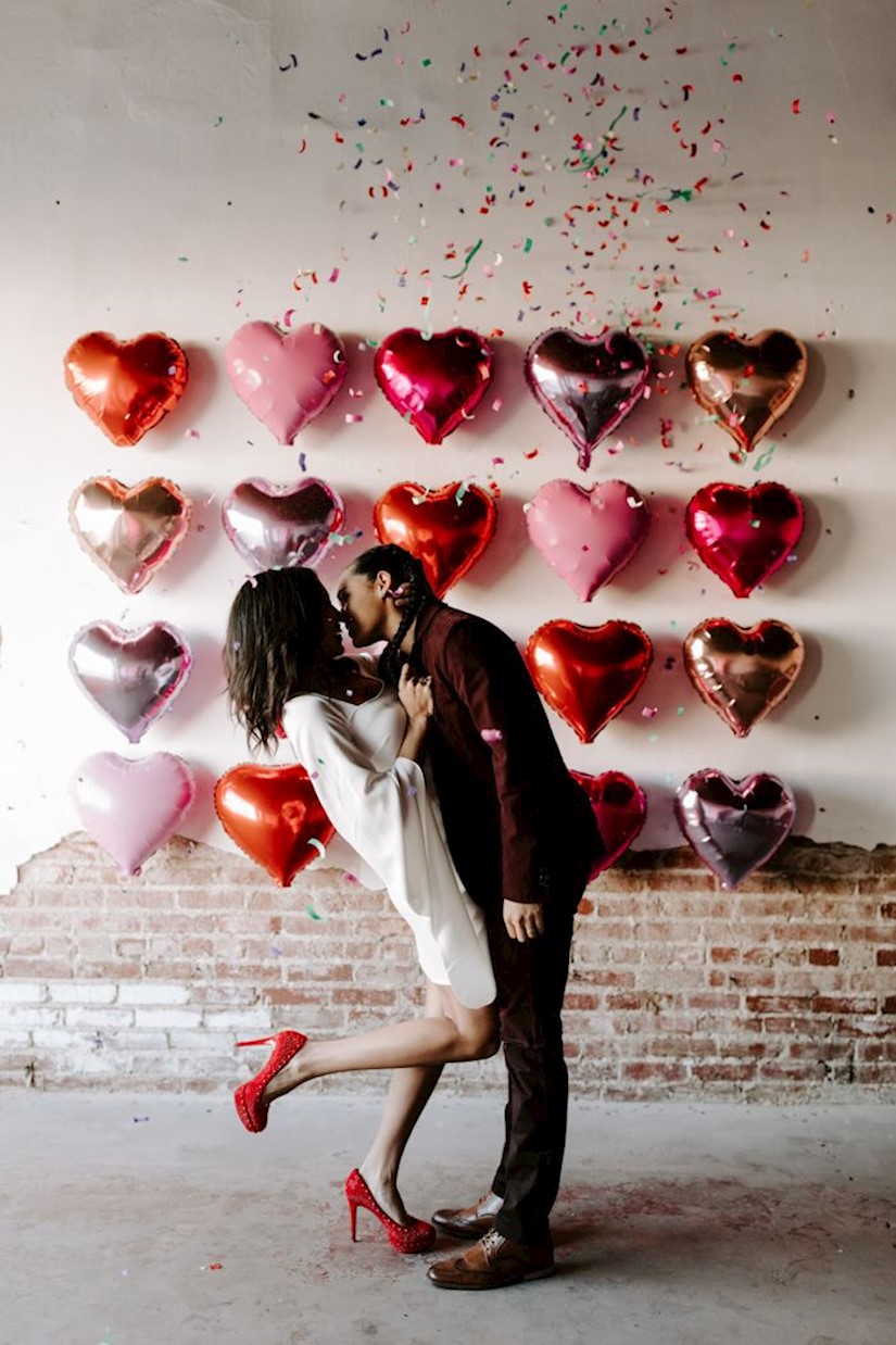 romantic couple valentine balloons image