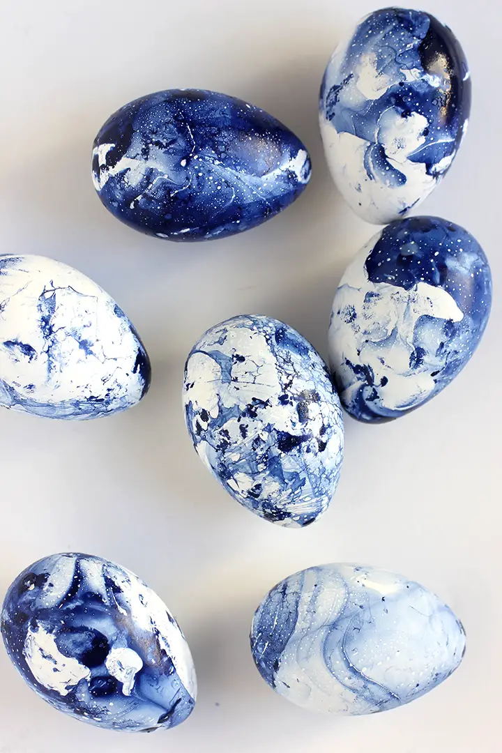 diy marbled indigo easter eggs 4