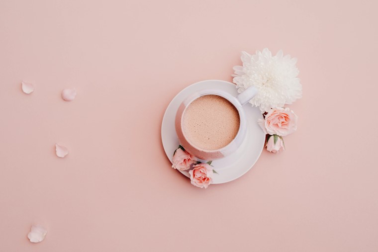 сute pink coffee mug and roses wallpaper